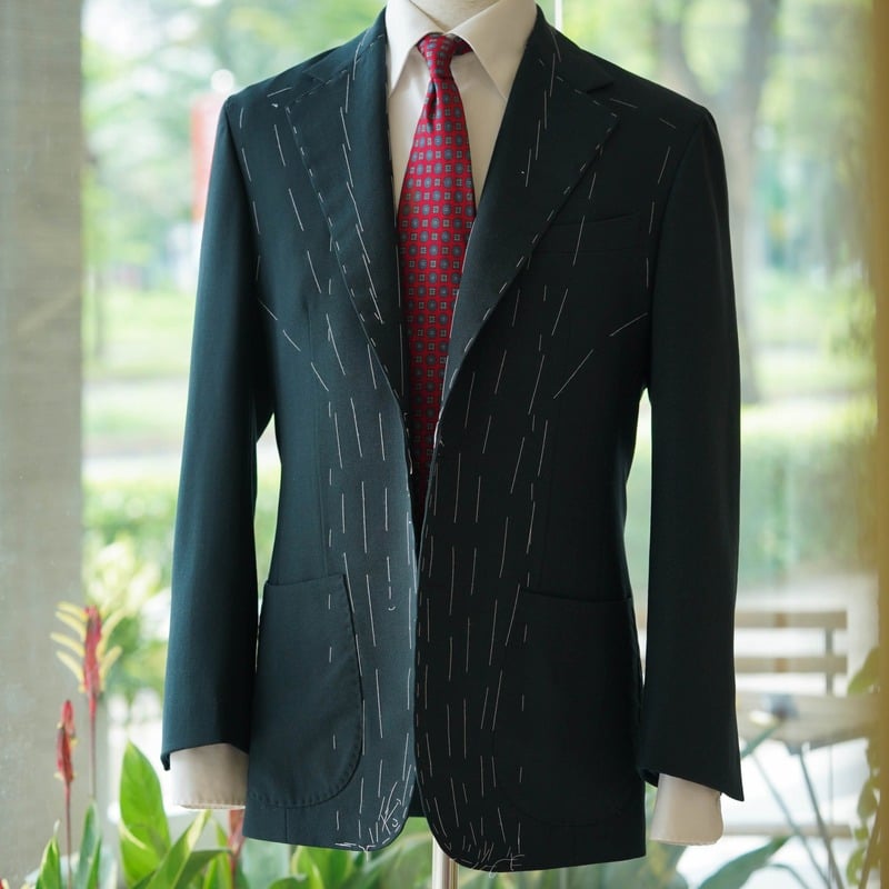 Full canvas suit/vest màu xanh lá may đo từ chất liệu 100% wool, của dòng vải Fox Air, từ thương hiệu vải danh tiếng Fox Brothers, phối với cà vạt wool màu đỏ có hoạ tiết chấm bi